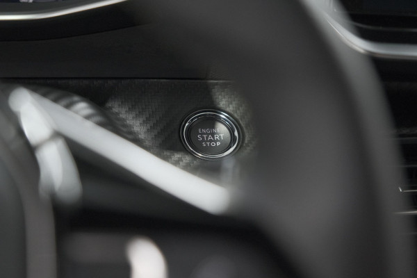 Peugeot 2008 PureTech 130 GT Pack | Leer-pakket | Camera | Dodehoekdetectie | Apple Carplay | Stoelverwarming