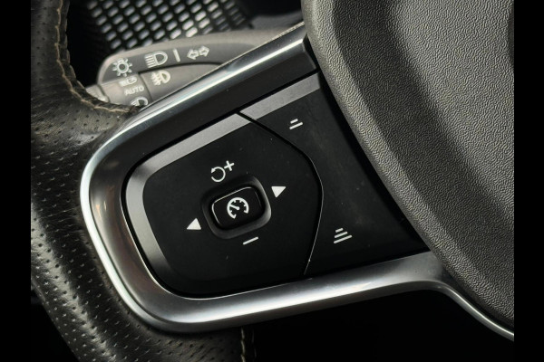 Volvo XC40 Recharge P8 AWD 408 pk R-Design, afneembare trekhaak, stoelverwarming, 1 e eigenaar, NL auto met nap