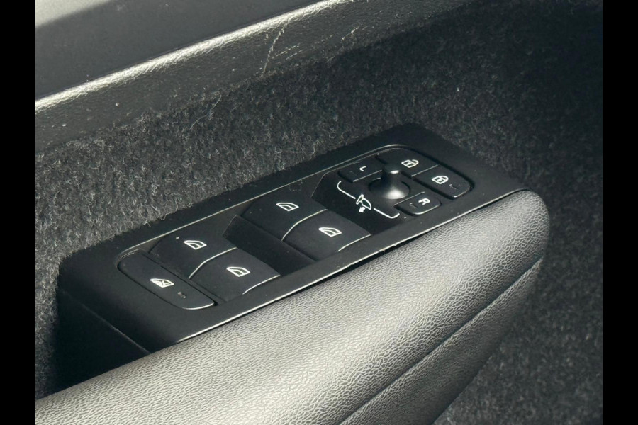 Volvo XC40 Recharge P8 AWD 408 pk R-Design, afneembare trekhaak, stoelverwarming, 1 e eigenaar, NL auto met nap