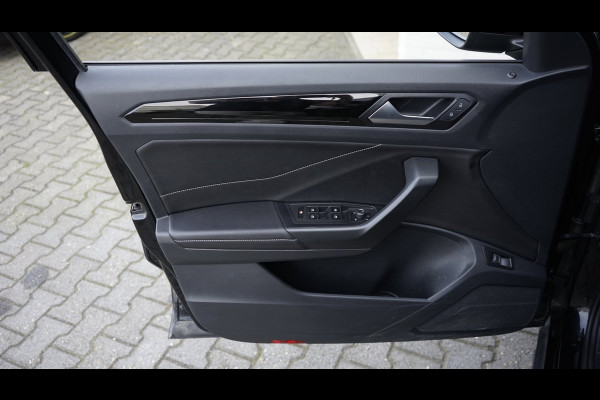 Volkswagen T-Roc 1.5 TSI R-Line AUTOMAAT-ACC-CAMERA-CLIMA-IQ LIGHT-KEYLESS-NAVIGATIE-PANORAMA-STOELVERWARMING