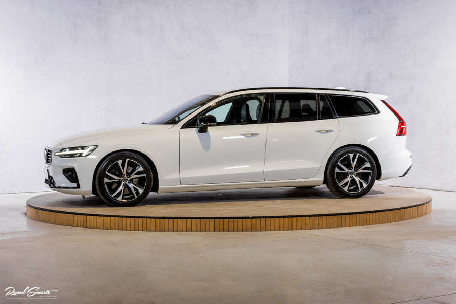 Volvo V60 2.0 T5 R-Design | Zwenkbare trekhaak | Memory | Cruise control | Apple carplay |