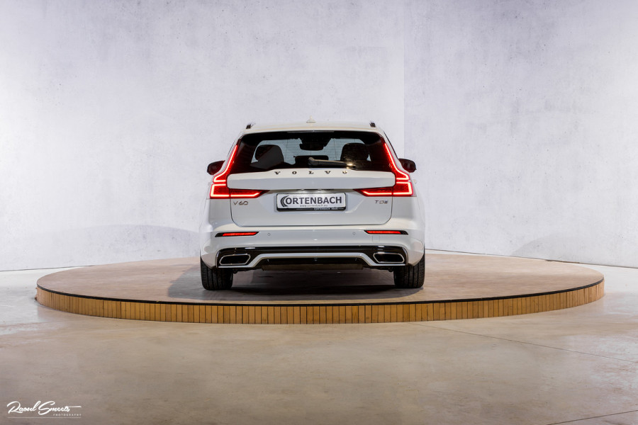 Volvo V60 2.0 T5 R-Design | Zwenkbare trekhaak | Memory | Cruise control | Apple carplay |