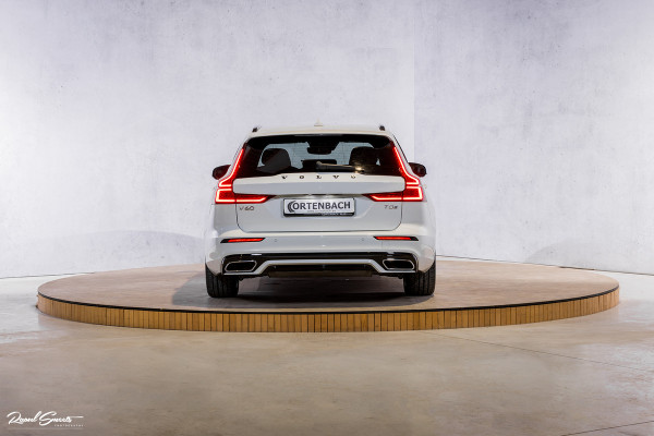 Volvo V60 2.0 T5 R-Design | Zwenkbare trekhaak | Memory | Cruise control | Apple carplay |