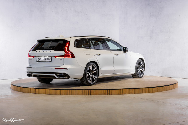 Volvo V60 2.0 T5 R-Design | Zwenkbare trekhaak | Memory | Cruise control | Apple carplay |
