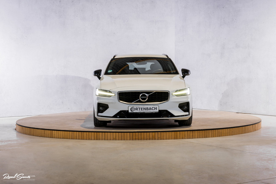 Volvo V60 2.0 T5 R-Design | Zwenkbare trekhaak | Memory | Cruise control | Apple carplay |