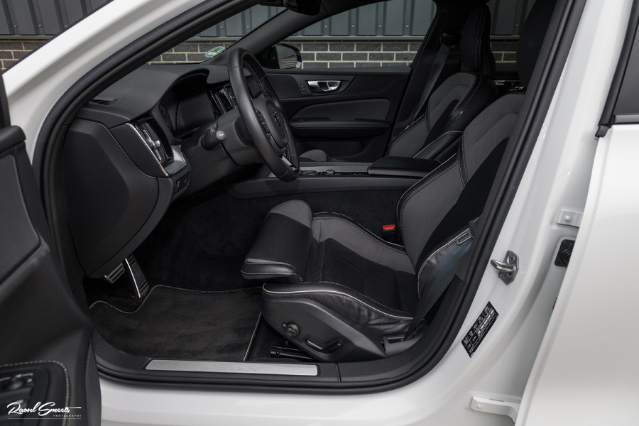 Volvo V60 2.0 T5 R-Design | Zwenkbare trekhaak | Memory | Cruise control | Apple carplay |