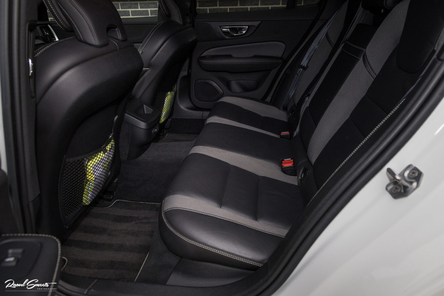 Volvo V60 2.0 T5 R-Design | Zwenkbare trekhaak | Memory | Cruise control | Apple carplay |