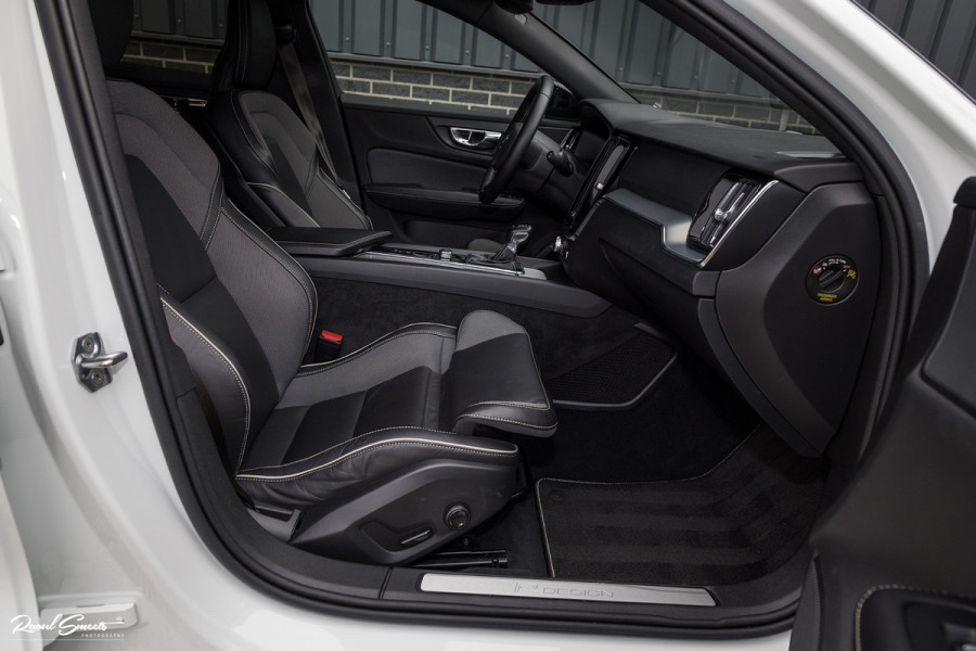 Volvo V60 2.0 T5 R-Design | Zwenkbare trekhaak | Memory | Cruise control | Apple carplay |