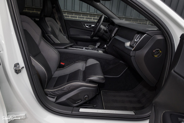 Volvo V60 2.0 T5 R-Design | Zwenkbare trekhaak | Memory | Cruise control | Apple carplay |