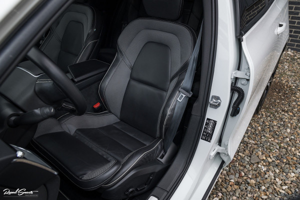 Volvo V60 2.0 T5 R-Design | Zwenkbare trekhaak | Memory | Cruise control | Apple carplay |