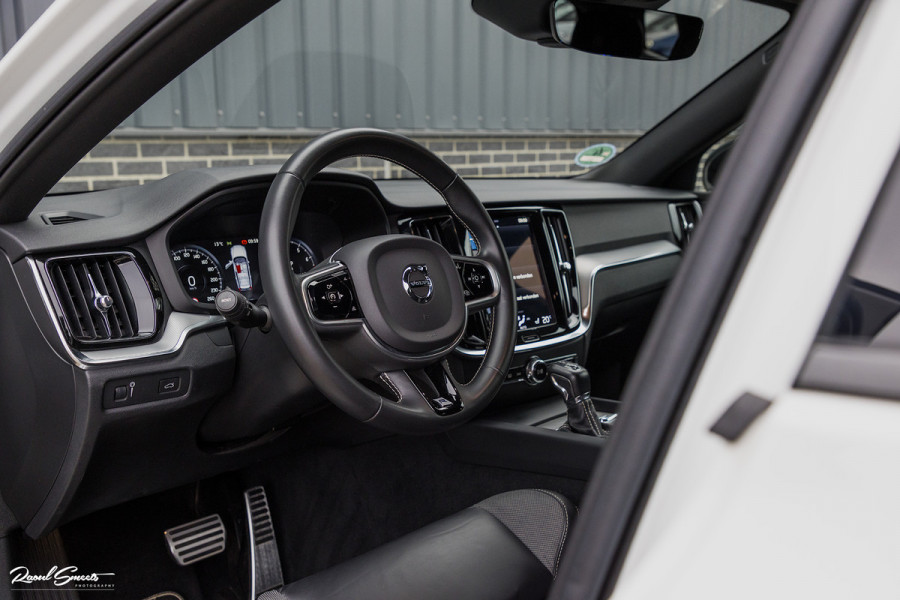 Volvo V60 2.0 T5 R-Design | Zwenkbare trekhaak | Memory | Cruise control | Apple carplay |