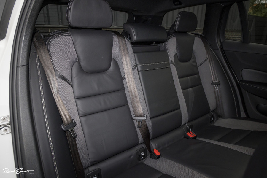 Volvo V60 2.0 T5 R-Design | Zwenkbare trekhaak | Memory | Cruise control | Apple carplay |