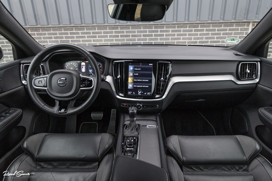 Volvo V60 2.0 T5 R-Design | Zwenkbare trekhaak | Memory | Cruise control | Apple carplay |