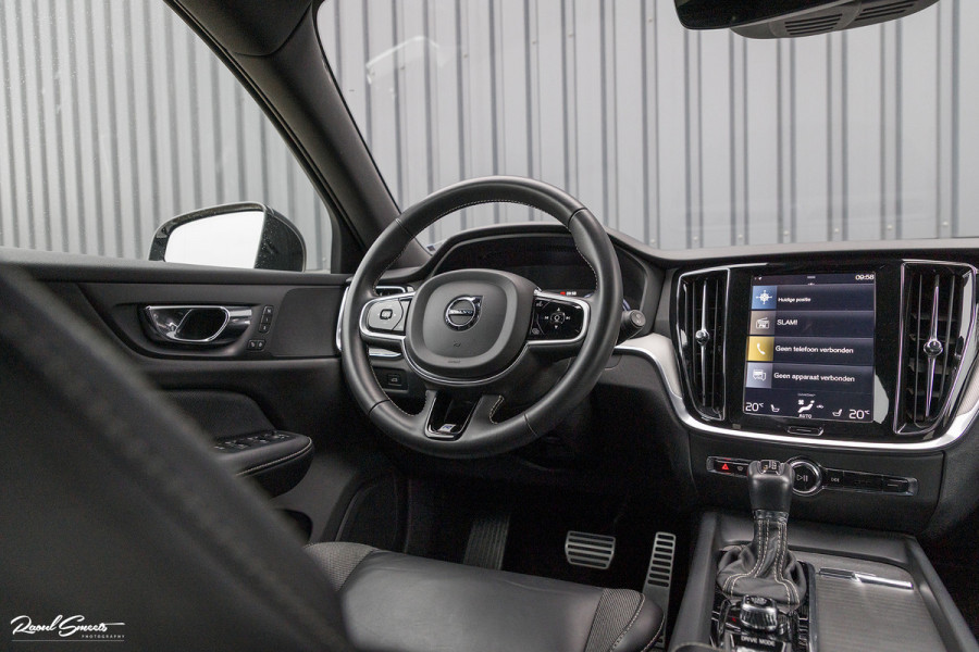 Volvo V60 2.0 T5 R-Design | Zwenkbare trekhaak | Memory | Cruise control | Apple carplay |