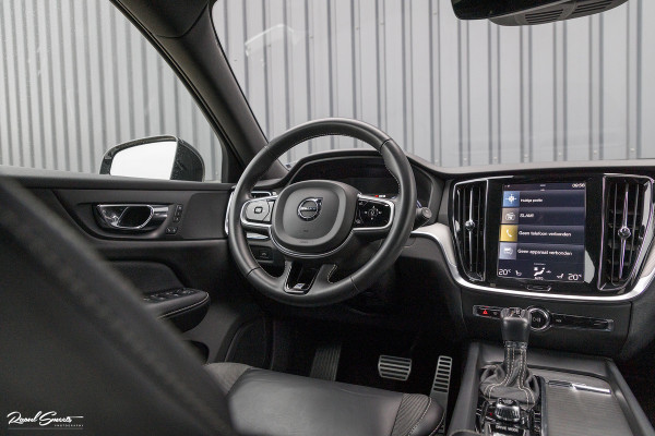 Volvo V60 2.0 T5 R-Design | Zwenkbare trekhaak | Memory | Cruise control | Apple carplay |