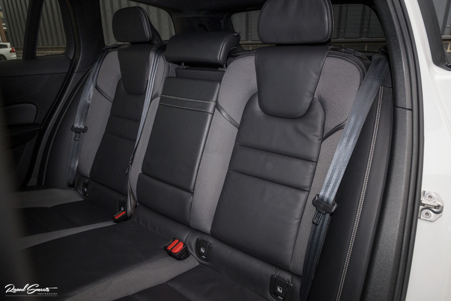 Volvo V60 2.0 T5 R-Design | Zwenkbare trekhaak | Memory | Cruise control | Apple carplay |