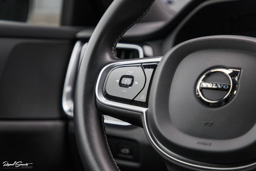 Volvo V60 2.0 T5 R-Design | Zwenkbare trekhaak | Memory | Cruise control | Apple carplay |