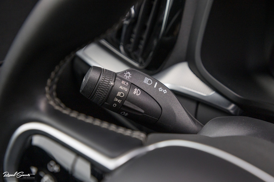 Volvo V60 2.0 T5 R-Design | Zwenkbare trekhaak | Memory | Cruise control | Apple carplay |