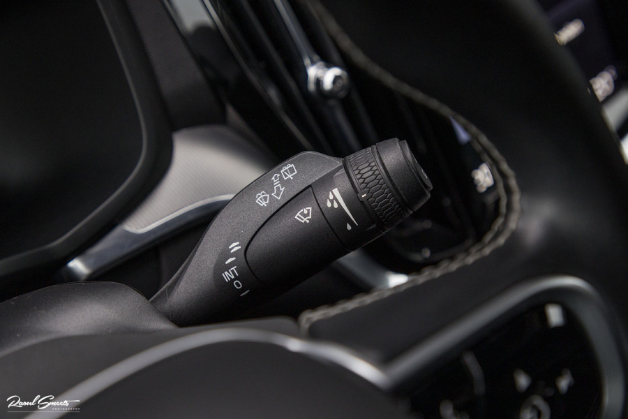 Volvo V60 2.0 T5 R-Design | Zwenkbare trekhaak | Memory | Cruise control | Apple carplay |