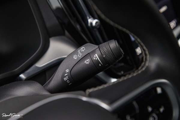 Volvo V60 2.0 T5 R-Design | Zwenkbare trekhaak | Memory | Cruise control | Apple carplay |