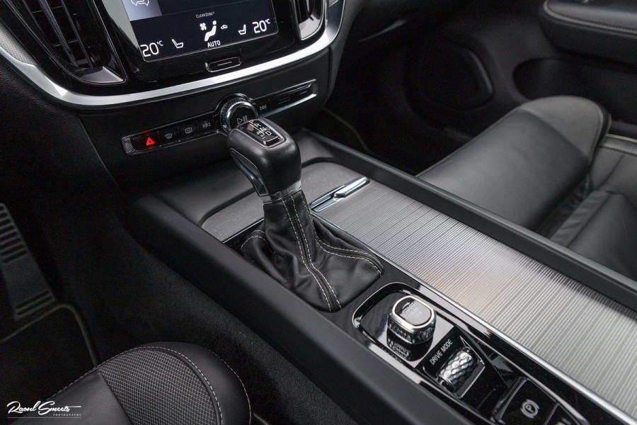Volvo V60 2.0 T5 R-Design | Zwenkbare trekhaak | Memory | Cruise control | Apple carplay |