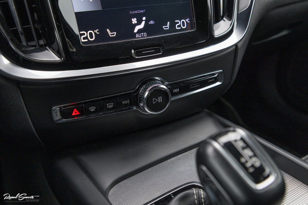 Volvo V60 2.0 T5 R-Design | Zwenkbare trekhaak | Memory | Cruise control | Apple carplay |