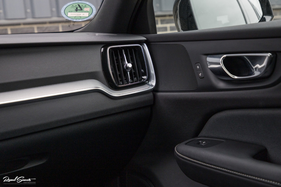 Volvo V60 2.0 T5 R-Design | Zwenkbare trekhaak | Memory | Cruise control | Apple carplay |