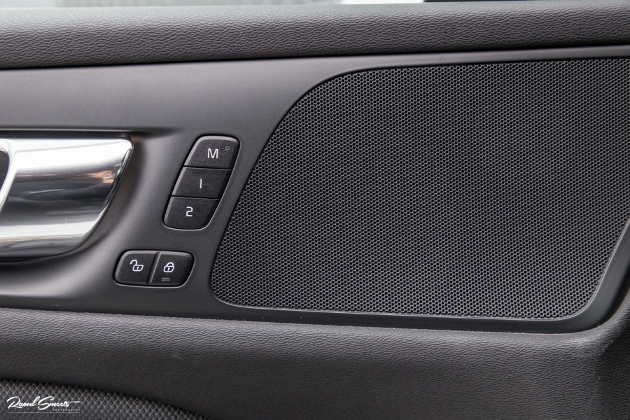 Volvo V60 2.0 T5 R-Design | Zwenkbare trekhaak | Memory | Cruise control | Apple carplay |