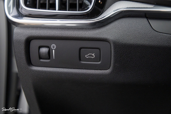 Volvo V60 2.0 T5 R-Design | Zwenkbare trekhaak | Memory | Cruise control | Apple carplay |