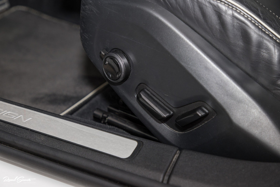 Volvo V60 2.0 T5 R-Design | Zwenkbare trekhaak | Memory | Cruise control | Apple carplay |