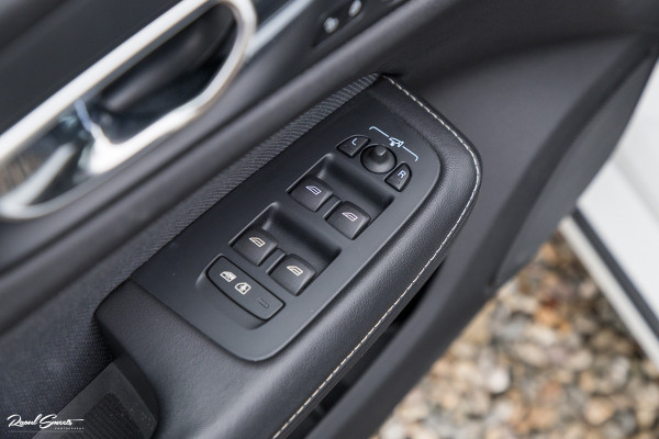 Volvo V60 2.0 T5 R-Design | Zwenkbare trekhaak | Memory | Cruise control | Apple carplay |