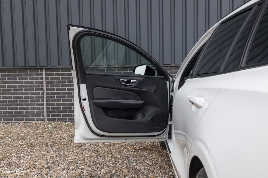 Volvo V60 2.0 T5 R-Design | Zwenkbare trekhaak | Memory | Cruise control | Apple carplay |