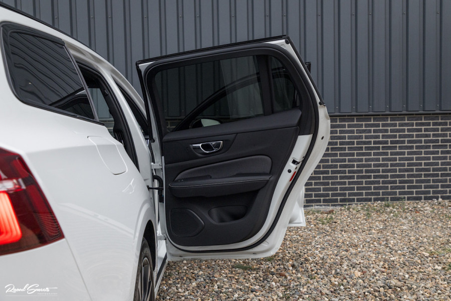 Volvo V60 2.0 T5 R-Design | Zwenkbare trekhaak | Memory | Cruise control | Apple carplay |