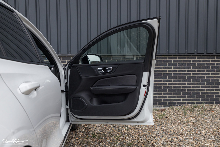 Volvo V60 2.0 T5 R-Design | Zwenkbare trekhaak | Memory | Cruise control | Apple carplay |
