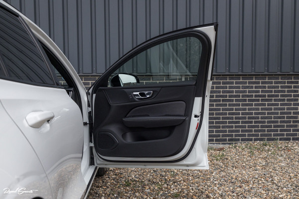Volvo V60 2.0 T5 R-Design | Zwenkbare trekhaak | Memory | Cruise control | Apple carplay |