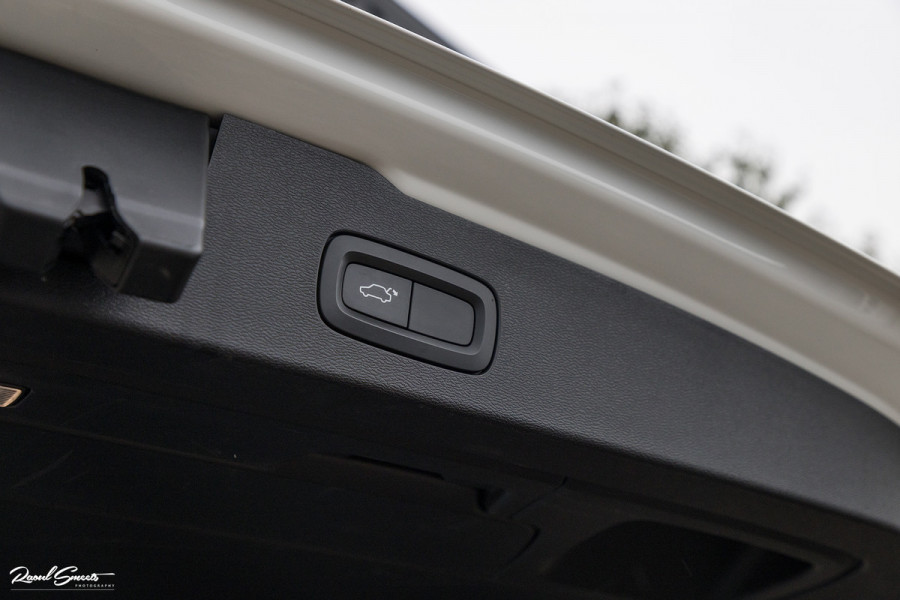 Volvo V60 2.0 T5 R-Design | Zwenkbare trekhaak | Memory | Cruise control | Apple carplay |