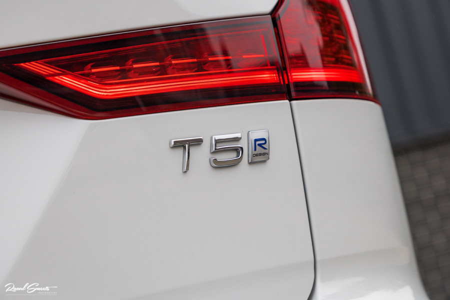Volvo V60 2.0 T5 R-Design | Zwenkbare trekhaak | Memory | Cruise control | Apple carplay |