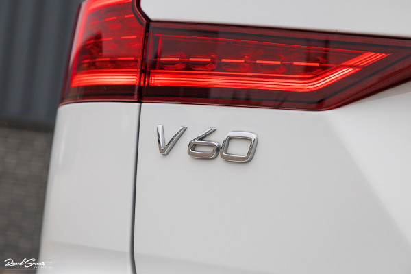 Volvo V60 2.0 T5 R-Design | Zwenkbare trekhaak | Memory | Cruise control | Apple carplay |