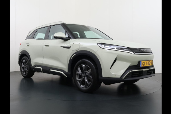 BYD ATTO 2 Boost 45 kWh DIRECT LEVERBAAR | VOLLEDIGE BYD FABRIEKSGARANTIE T/M 11-2030 OF 150.000 KM | STOEL- & STUURVERWARMING | ADAPTIEVE CRUISE | 360° CAMERA | PANORAMADAK | DODEHOEKASSISTENT | ORIGINEEL NL AUTO