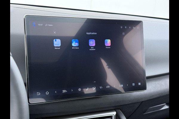 BYD ATTO 2 Boost 45 kWh DIRECT LEVERBAAR | VOLLEDIGE BYD FABRIEKSGARANTIE T/M 11-2030 OF 150.000 KM | STOEL- & STUURVERWARMING | ADAPTIEVE CRUISE | 360° CAMERA | PANORAMADAK | DODEHOEKASSISTENT | ORIGINEEL NL AUTO