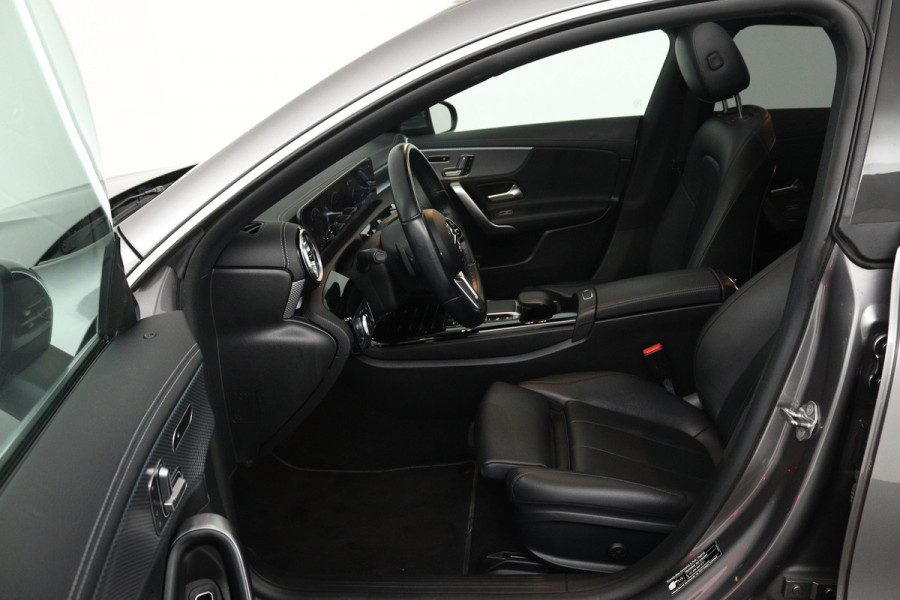 Mercedes-Benz CLA-Klasse Shooting Brake 200 Business Solution Luxury (PANORAMADAK, STOELVERWARMING, SFEERVERLICHTING, TREKHAAK)