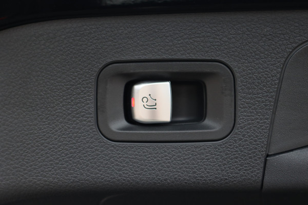 Mercedes-Benz EQC 400 4MATIC AMG Line Premium+ 80 kWh | 35.000,- ex | Distronic+ | Schuifdak | Memory | Advanced Sound System | Surround Camera | HUD | Trekhaak |