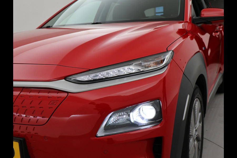 Hyundai Kona EV PREMIUM SKY 64 KWH + SCHUIFDAK | LEDER | STOELVENTILATIE | STUURVERW. | STOELVERW.
