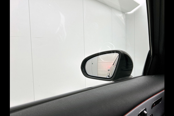 Mercedes-Benz A-Klasse 180 Business Solution AMG Night Upgrade Automaat (PANORAMADAK, SFEER, STOELVERWARMING, CAMERA, 1e EIGENAAR)
