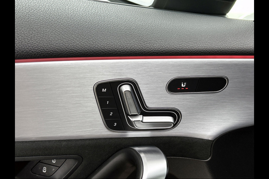 Mercedes-Benz A-Klasse 180 Business Solution AMG Night Upgrade Automaat (PANORAMADAK, SFEER, STOELVERWARMING, CAMERA, 1e EIGENAAR)