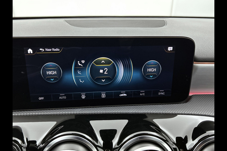 Mercedes-Benz A-Klasse 180 Business Solution AMG Night Upgrade Automaat (PANORAMADAK, SFEER, STOELVERWARMING, CAMERA, 1e EIGENAAR)