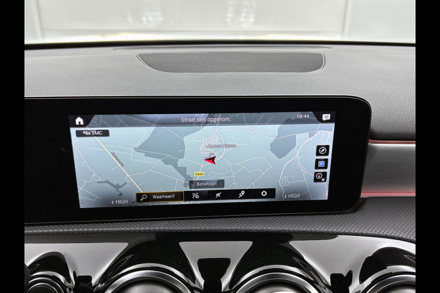 Mercedes-Benz A-Klasse 180 Business Solution AMG Night Upgrade Automaat (PANORAMADAK, SFEER, STOELVERWARMING, CAMERA, 1e EIGENAAR)