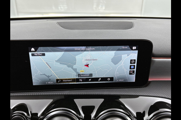 Mercedes-Benz A-Klasse 180 Business Solution AMG Night Upgrade Automaat (PANORAMADAK, SFEER, STOELVERWARMING, CAMERA, 1e EIGENAAR)