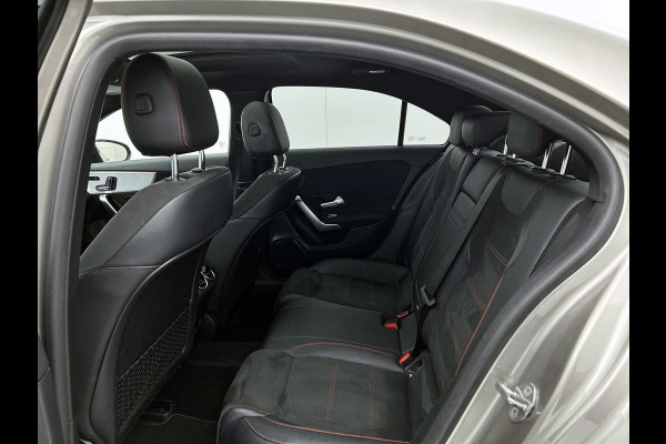 Mercedes-Benz A-Klasse 180 Business Solution AMG Night Upgrade Automaat (PANORAMADAK, SFEER, STOELVERWARMING, CAMERA, 1e EIGENAAR)