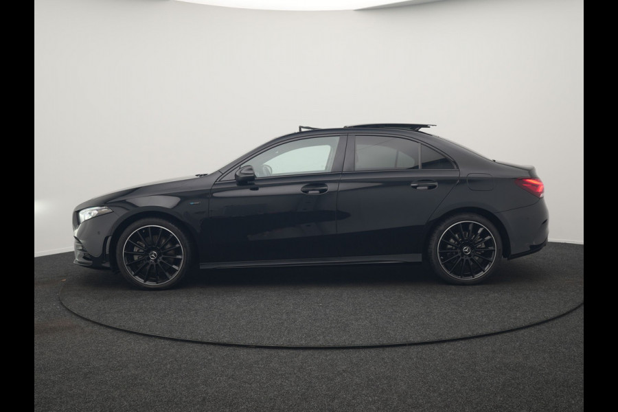Mercedes-Benz A-Klasse 250 e AMG Line PHEV 218pk | Panodak | Multibeam LED | Alcantara Sportstoelen Verwarmd | Apple Carplay | Sfeerverlichting | Blis | Cruise Control | Navigatie | Virtual | DAB | Plug In Hybrid |